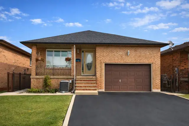 YOUR OASIS! Large 2 Bedroom in HIGHLY-DESIRED Neighborhood!