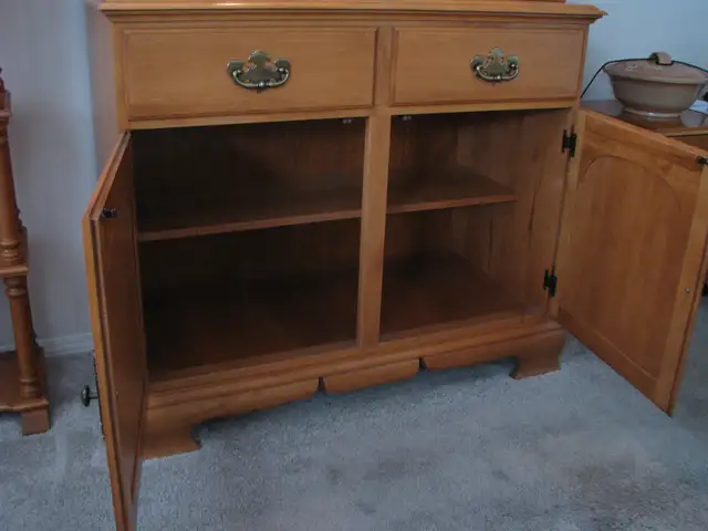 Maple Dining Room Furniture - Photo 6
