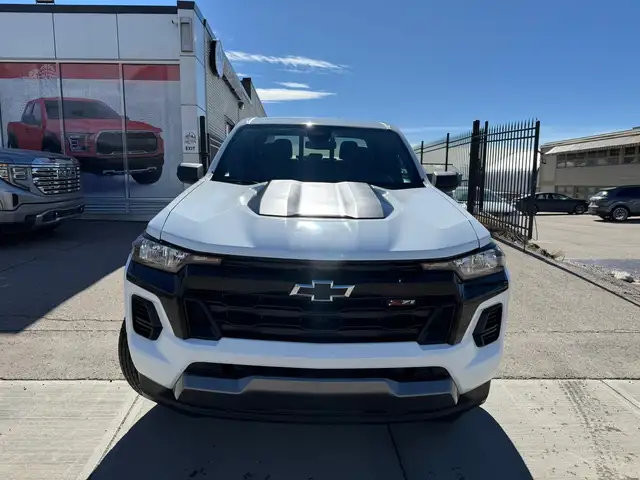 2023 Chevrolet Colorado - Photo 2