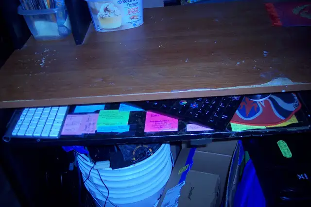 moving and downsizing - Wooden desk for sale - Photo 2