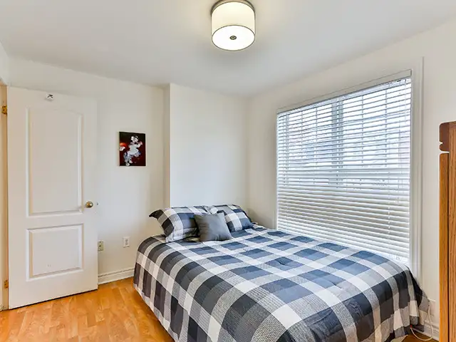 Spacious 1 Bedroom Toronto Apartment Available Immediately! - Photo 2