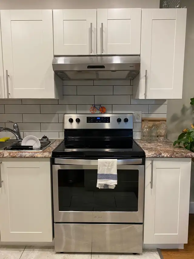 TWO BEDROOM APARTMENT ON MERIVALE ROAD - CENTRAL LOCATION - Photo 3