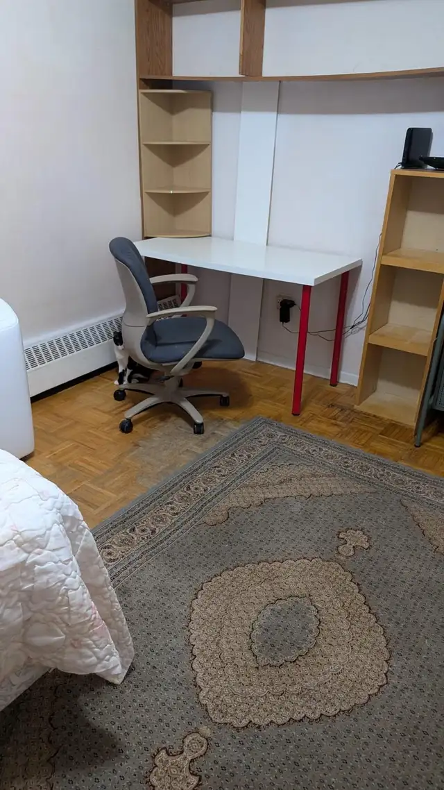 Cozy and bright room for rent in Scarborough - Photo 3