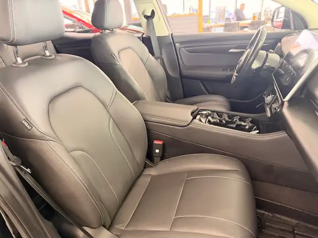 2023 VinFast VF 8 Eco AWD - Photo 11