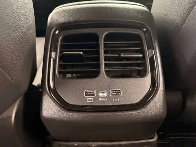 2023 VinFast VF 8 Eco AWD - Photo 14