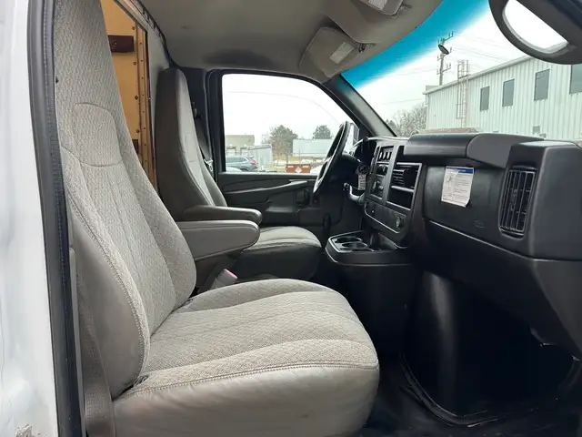 2014 GMC Savana G3500 16FT BOX TRUCK | LOW KMS | HYDRAULIC LIFT- - Photo 14