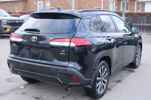 2025 Toyota Corolla Cross LE - Photo 2