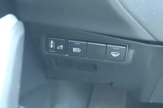 2025 Toyota Corolla Cross LE - Photo 11