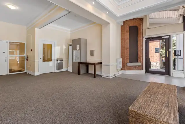 Beautiful renovated unit in Downtown Ottawa! - Photo 12