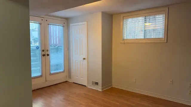 BRIGHT, INDEPENDENT BASEMENT APARTMENT - Photo 2