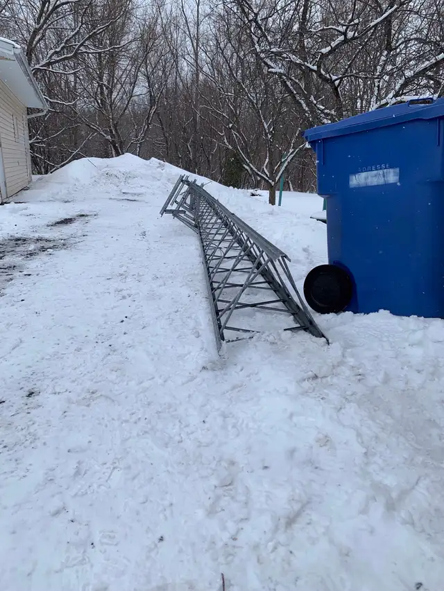 Aubaine tour auto portsnce galvanisée 5 sections DMX