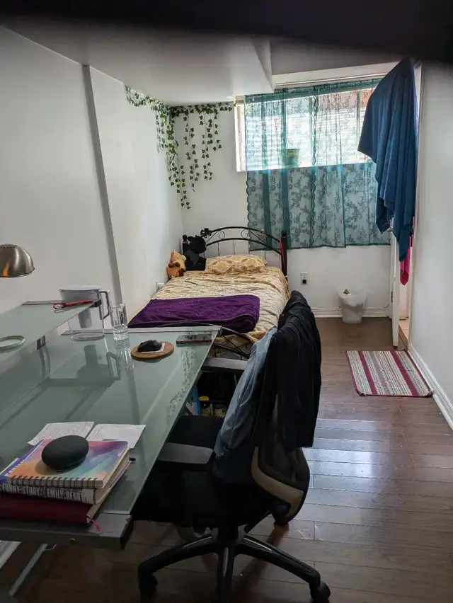 York University Subway - FEMALE ONLY – Hotel Style Room - Photo 2