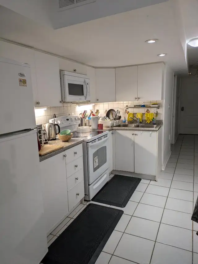 York University Subway - FEMALE ONLY – Hotel Style Room - Photo 4