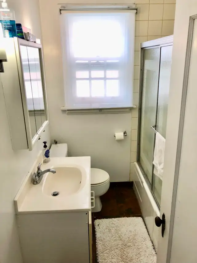 Sun Filled, 2-Bedroom Apartment located in Old Ottawa South - Photo 3