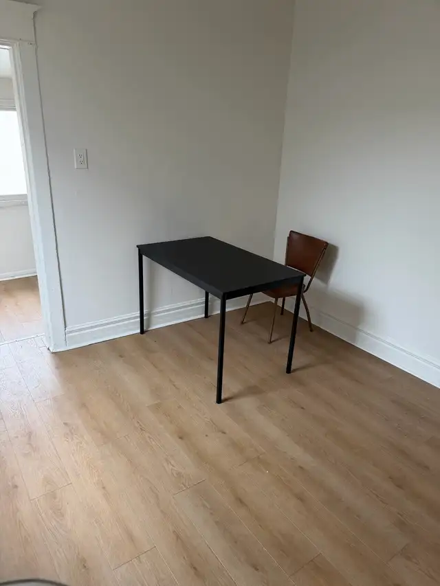 Private Large Room for Rent, steps to Subway - Photo 3