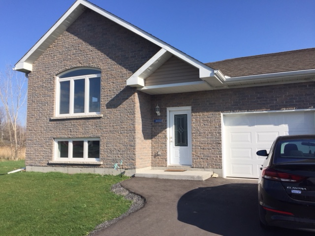 ROOM AVAIL.IN HOUSE, IN ONTARIO, 20 MIN FR. CORNWALL&VAUDREUIL,