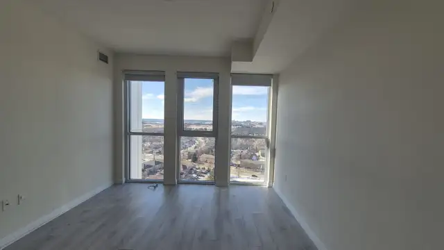 2 Bedrooms plus 2 Washroom Corner unit Condo in Mississauga - Photo 2