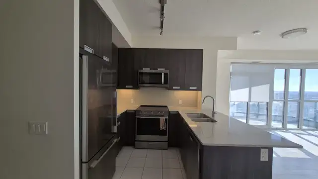 2 Bedrooms plus 2 Washroom Corner unit Condo in Mississauga - Photo 4