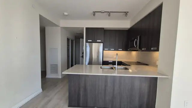 2 Bedrooms plus 2 Washroom Corner unit Condo in Mississauga - Photo 5