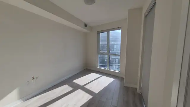 2 Bedrooms plus 2 Washroom Corner unit Condo in Mississauga - Photo 9