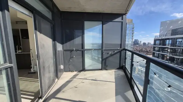 2 Bedrooms plus 2 Washroom Corner unit Condo in Mississauga - Photo 10