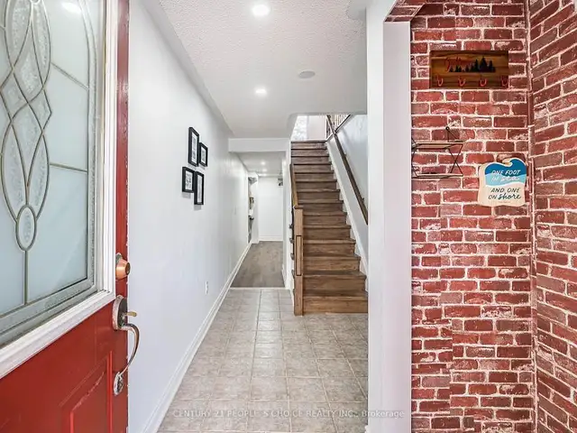 3 Beds 3 Baths - TownhouseCA$2,900 / Month - Photo 2