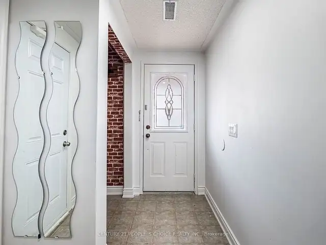 3 Beds 3 Baths - TownhouseCA$2,900 / Month - Photo 3