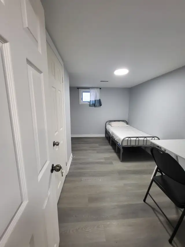 NORTH-YORK ROOM RENTAL w/ PRIVATE BATHROOM, PARKING SPOT, $750