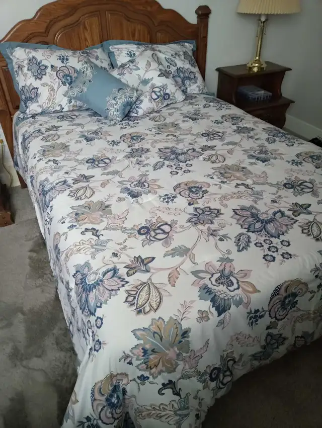 Comforter, 2 Shams, and 2 Accent Pillowss