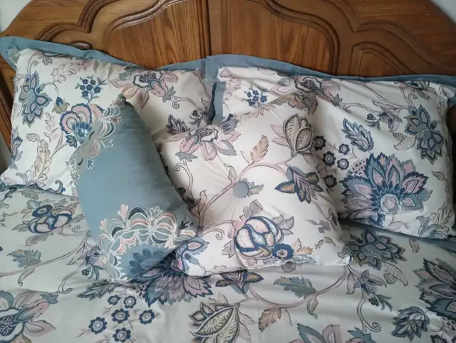 Comforter, 2 Shams, and 2 Accent Pillowss - Photo 2