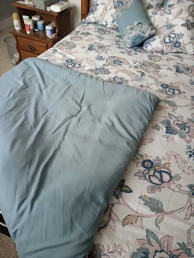 Comforter, 2 Shams, and 2 Accent Pillowss - Photo 3