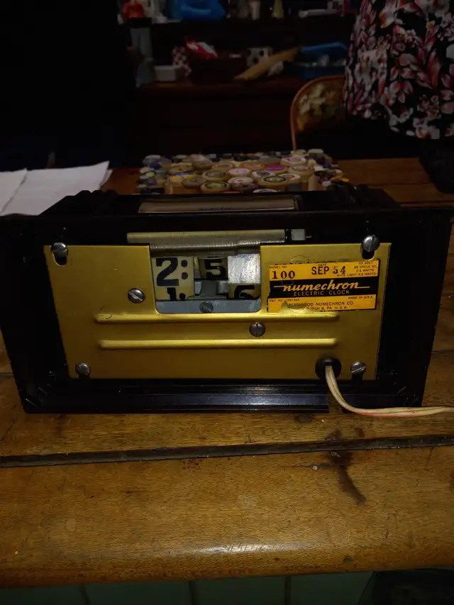 Small Antique electric flip  clock. - Photo 3