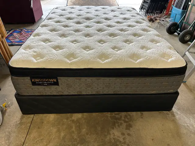 SUPER Comfy Queen Sized Mattress/BoxSpring and Frame… LIKE NEW!