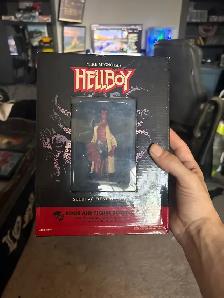 Selling Hellboy book and figure boxed set. - Photo 2