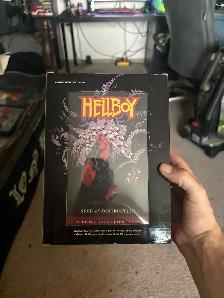 Selling Hellboy book and figure boxed set. - Photo 3
