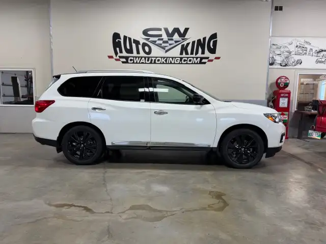 2017 Nissan Pathfinder Platinum-Midnigh Edition / Low  K/ Local