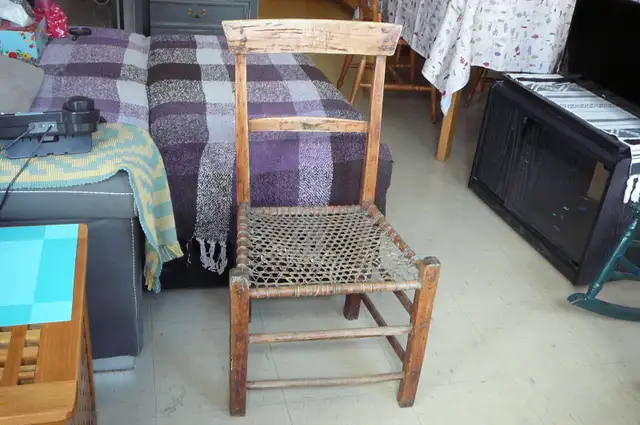 CHAISE ANTIQUE avec Chevilles , Clous à tête carrée , Babiche