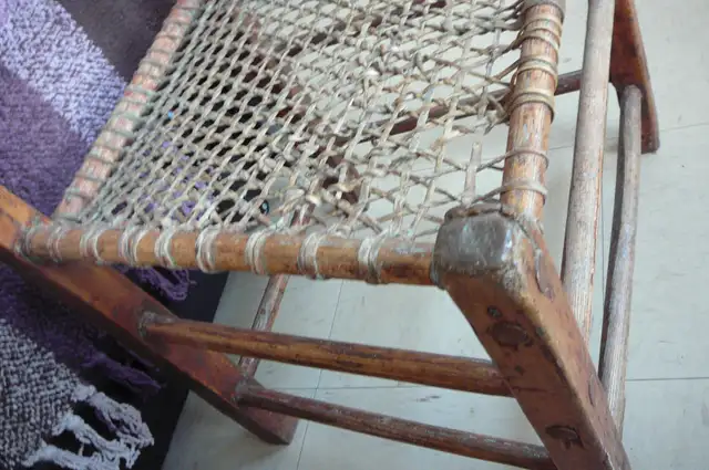 CHAISE ANTIQUE avec Chevilles , Clous à tête carrée , Babiche - Photo 3