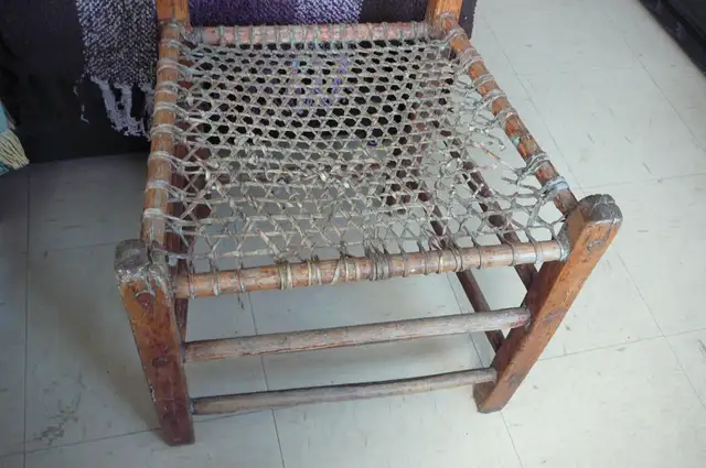 CHAISE ANTIQUE avec Chevilles , Clous à tête carrée , Babiche - Photo 5