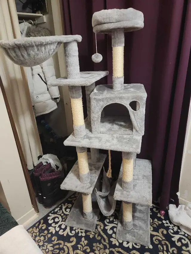 CAT TREE XL LIKE NEW