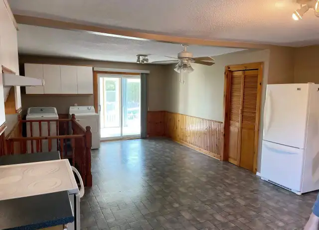 2 Room House   1 Sun Room   Large Garage   Spacious Basement - Photo 3