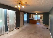 2 Room House   1 Sun Room   Large Garage   Spacious Basement - Photo 4