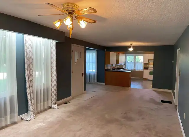 2 Room House   1 Sun Room   Large Garage   Spacious Basement - Photo 7