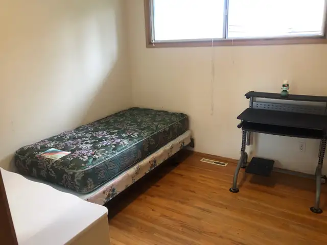Large furnished room in Brentwood bungalow near UofC/transit 4