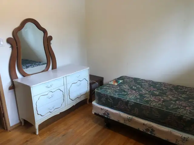 Large furnished room in Brentwood bungalow near UofC/transit 4 - Photo 2