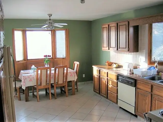 Large furnished room in Brentwood bungalow near UofC/transit 4 - Photo 3