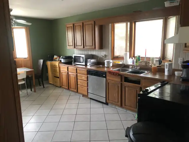 Large furnished room in Brentwood bungalow near UofC/transit 4 - Photo 4