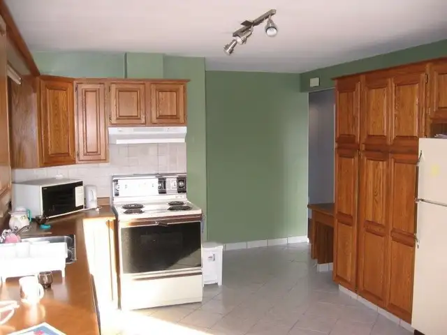 Large furnished room in Brentwood bungalow near UofC/transit 4 - Photo 7