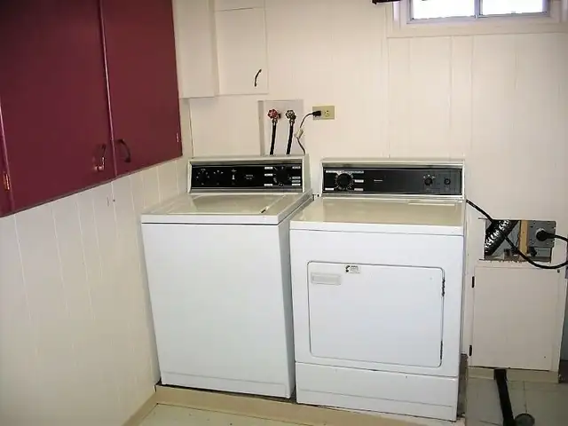 Large furnished room in Brentwood bungalow near UofC/transit 4 - Photo 10