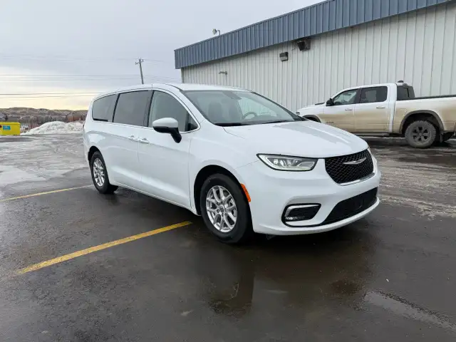 2023 Chrysler Pacifica - Photo 3